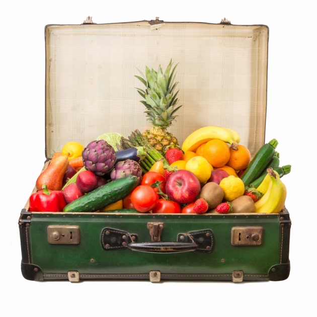 valigia piena di frutta